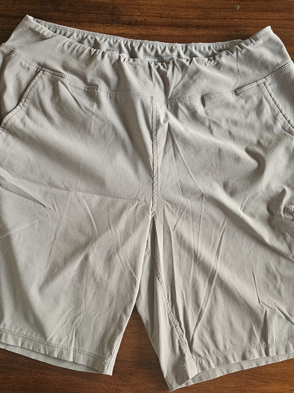 Mountain Hardwear Dynama Bermuda Hiking Shorts Women's Size L Large Khaki Beige.